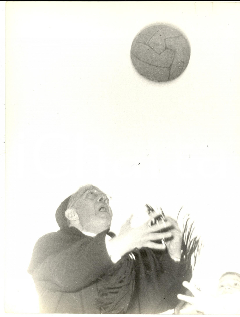 Fotografia d epoca originale 1959 ROMA Villa Nazareth  Card. Domenico TARDINI gioca a basket con gli orfani 1