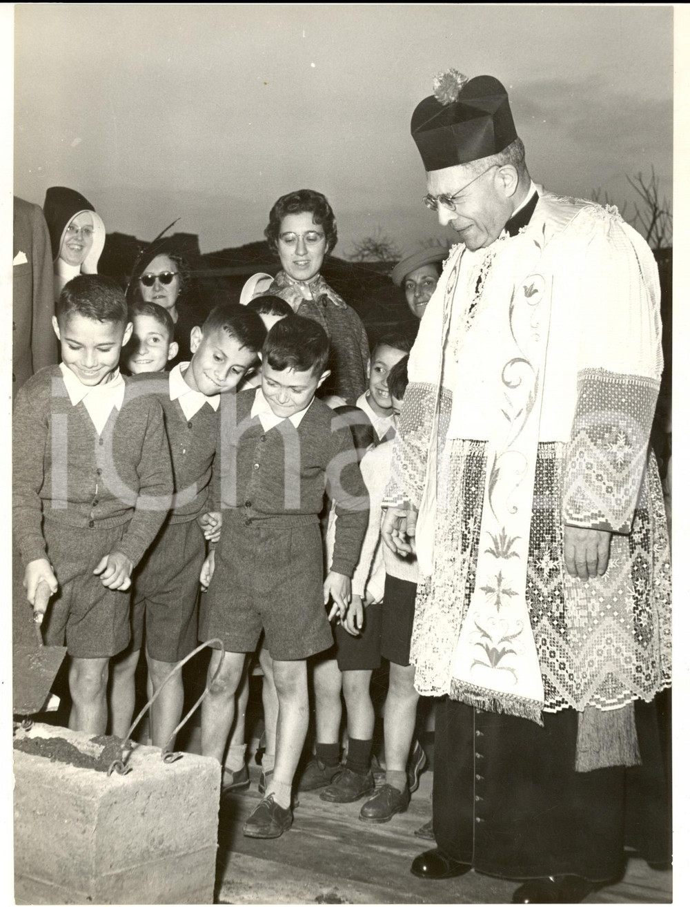 Fotografia d epoca originale 1959 ROMA Villa Nazareth  Card. Domenico TARDINI tra i piccoli orfani Foto 1