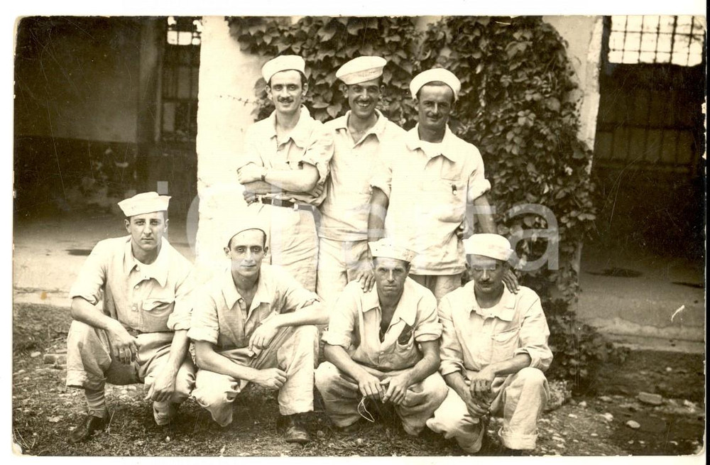 Fotografia d epoca originale 1940 ca ITALIA Meccanici addetti a un reparto militare Foto cartolina 1