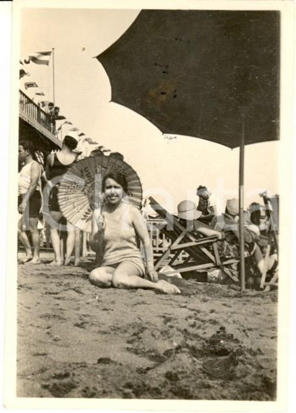 Fotografia d epoca originale 1930 GENOVA MULTEDO Giovane donna in spiaggia con parasole Foto 6x8 cm 1
