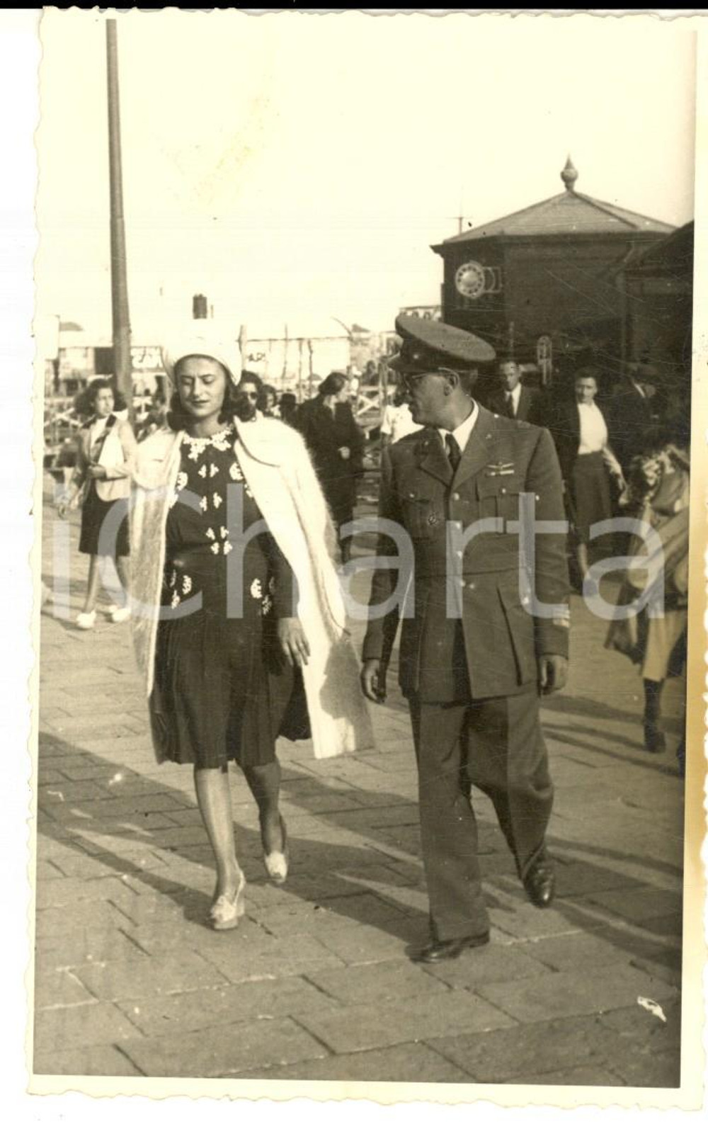 Fotografia d epoca originale 1941 LIDO DI VENEZIA Ritratto di un ufficiale con la moglie  Foto cartolina 1