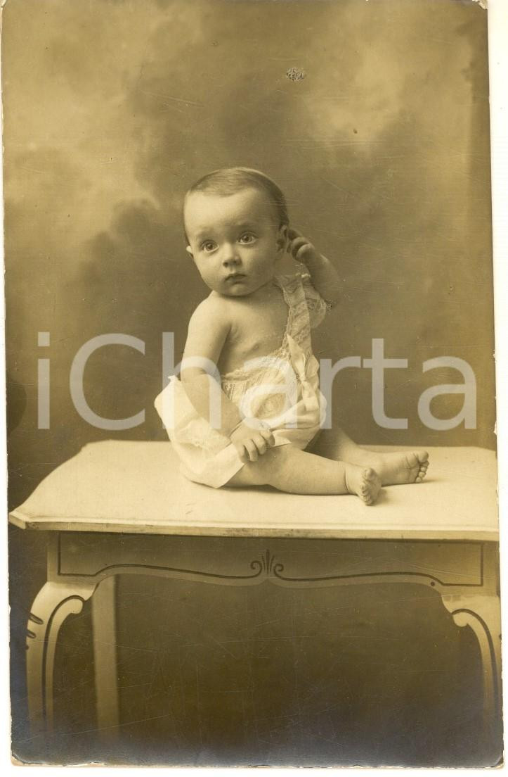 Fotografia d epoca originale 1915 SIENA Ritratto di bambino su un tavolo bianco  Foto cartolina VINTAGE 1