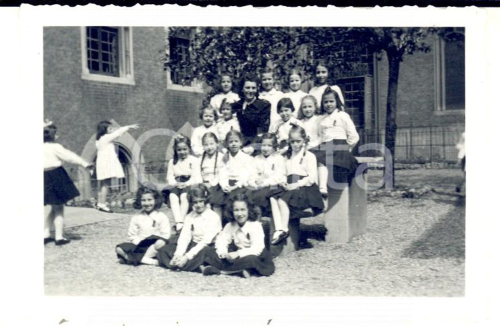 Fotografia d epoca originale 1940 MILANO Istituto Vittoria Colonna  Bambine con la maestra  Foto 9x6 cm 1