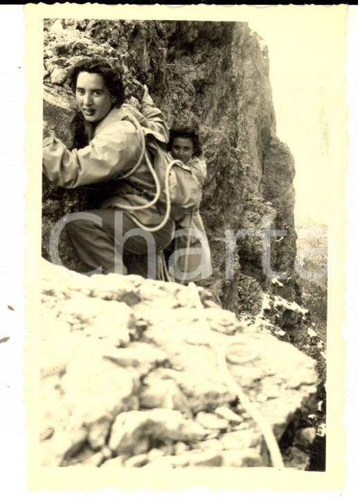Fotografia d epoca originale 1954 DOLOMITI Prima Torre del SELLA  Cordata di giovani donne  Foto 6x8 cm 1