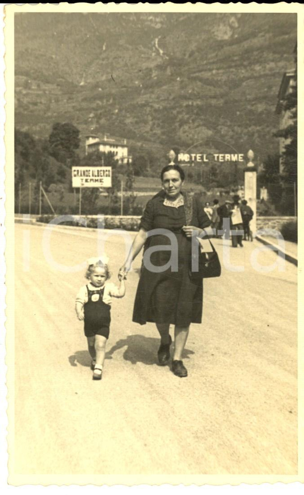 Fotografia d epoca originale 1949 BOARIO TERME Ritratto di madre con bambina all Hotel Terme Foto cartolina 1