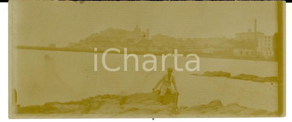 Fotografia d epoca originale Estate 1913 PORTO MAURIZIO Ritratto di giovane su uno scoglio Foto 12x5 cm 1