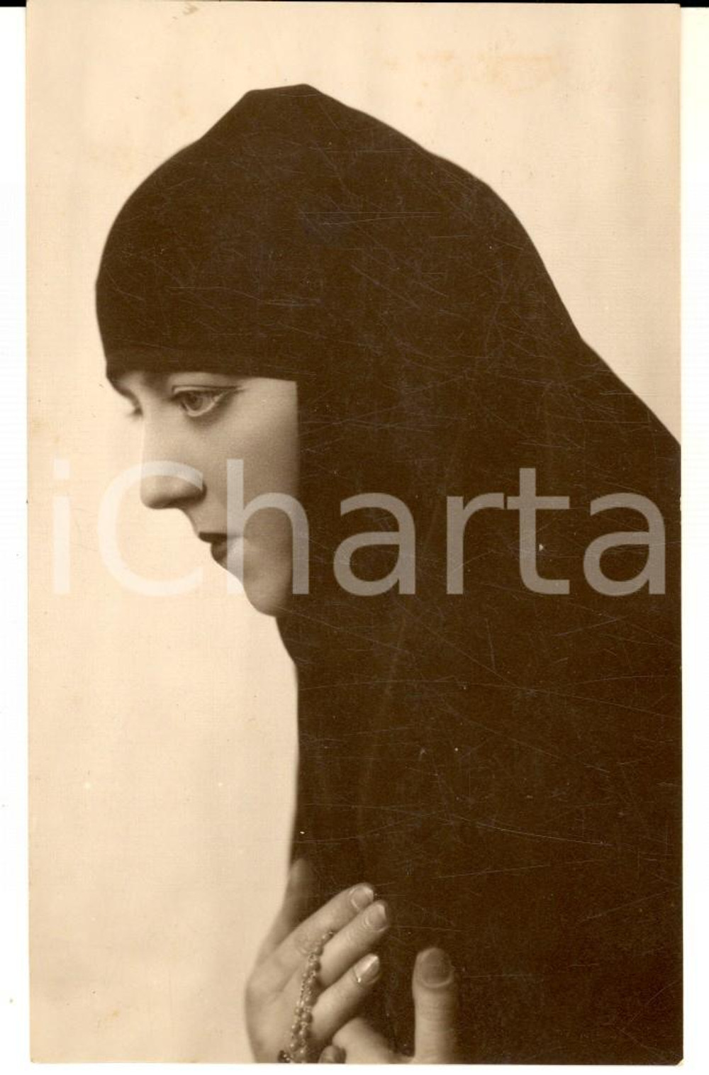 Fotografia d epoca originale 1930 NEW YORK Ritratto di donna velata a lutto con rosario Foto cartolina 1