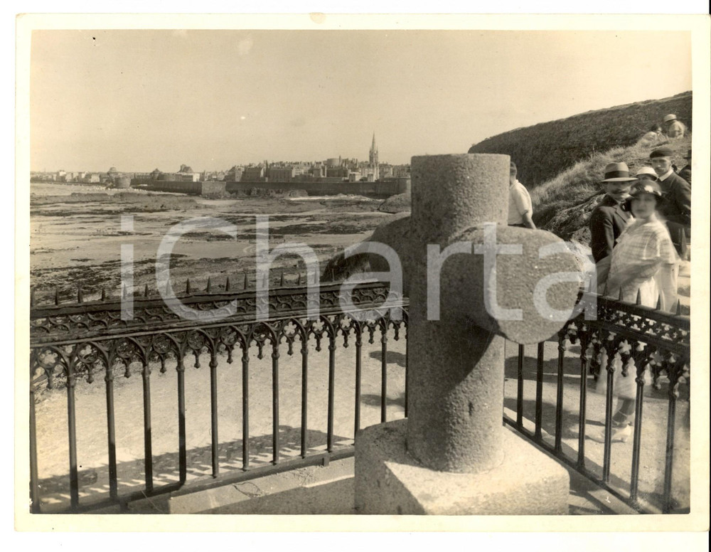 Fotografia d epoca originale 1940 ca SAINTMALO Visitatori alla tomba di Chateaubriand Foto VINTAGE 24x18 1