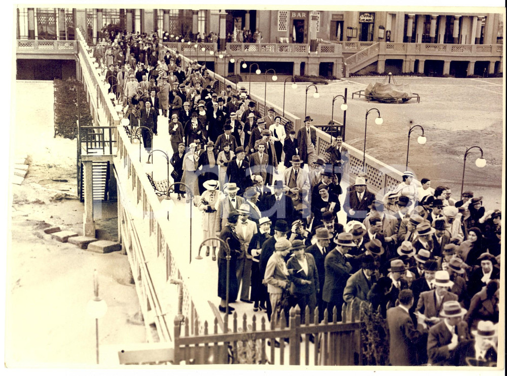 Fotografia d epoca originale 1940 ca ITALIA Un affollata passerella pedonale  Foto DA STUDIARE VINTAGE 24x18 1