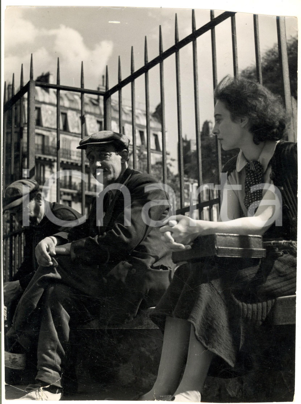 Fotografia d epoca originale 1970 ca PARIS Clochard e sartina al sole autunnale  Foto ARTISTICA 20x27 cm 1