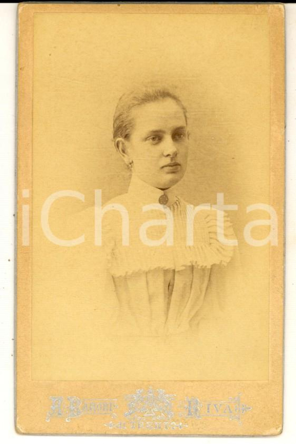 Fotografia d epoca originale 1880 ca RIVA DEL GARDA Ritratto di giovane donna in bianco Foto BARONI CDV 1