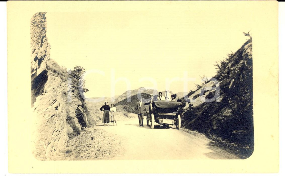 Fotografia d epoca originale 1920 ca ITALIA Automobile in una strada di campagna  Foto cartolina VINTAGE 1