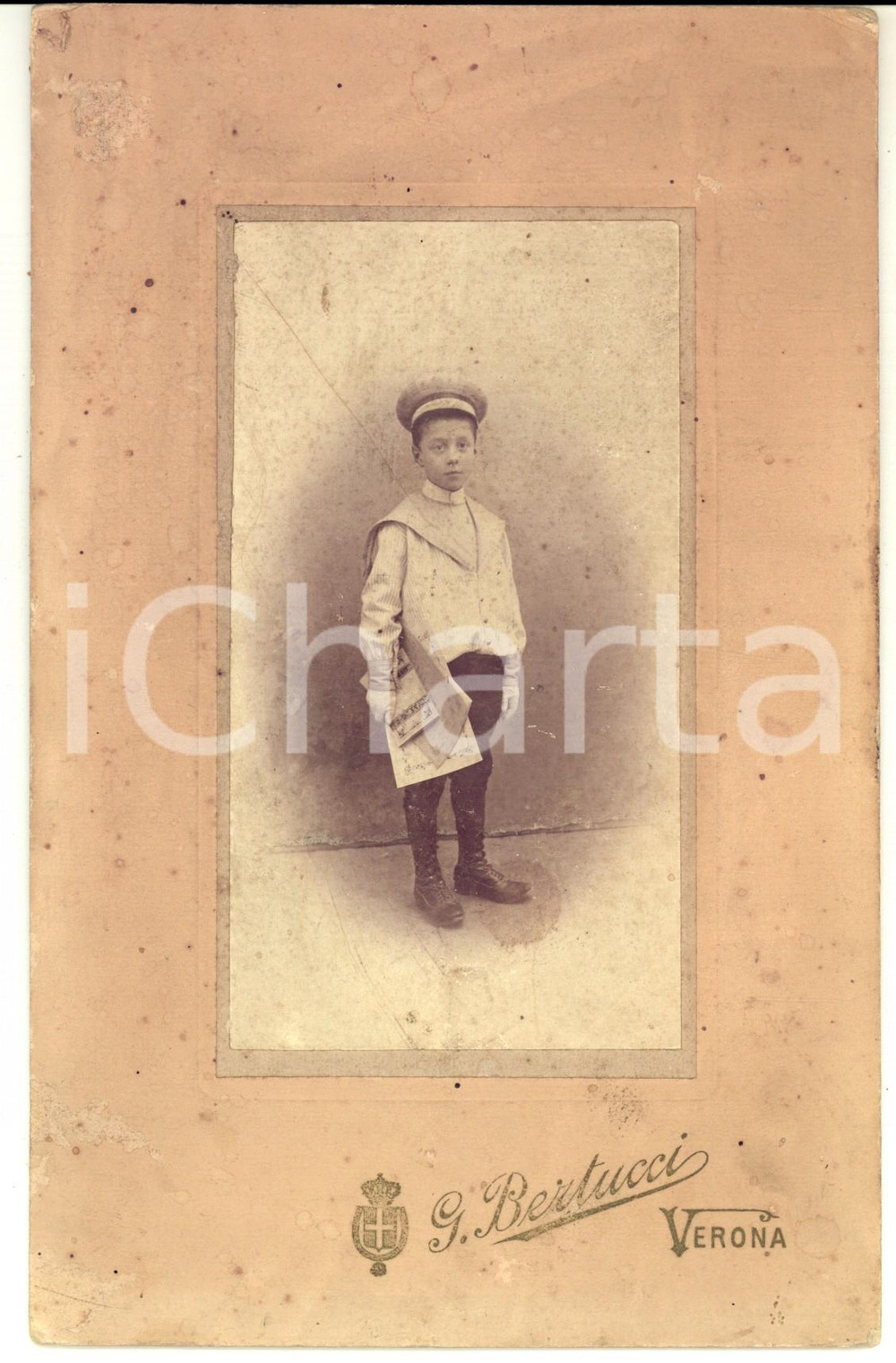 Fotografia d epoca originale 1910 ca VERONA Ritratto di bambino con i suoi quaderni  Foto G. BERTUCCI 1