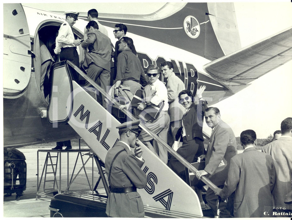Fotografia d epoca originale 1955 ca MILANO MALPENSA Squadra sportiva in partenza con AIR FRANCE Foto 24x18 1
