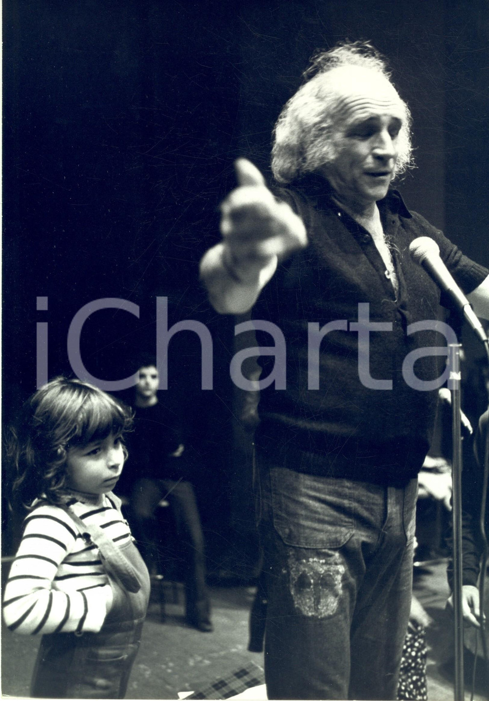 Fotografia d epoca originale 1970 ca MUSICA Cantautore LEO FERRE  durante una prova Foto 20x29 cm 1