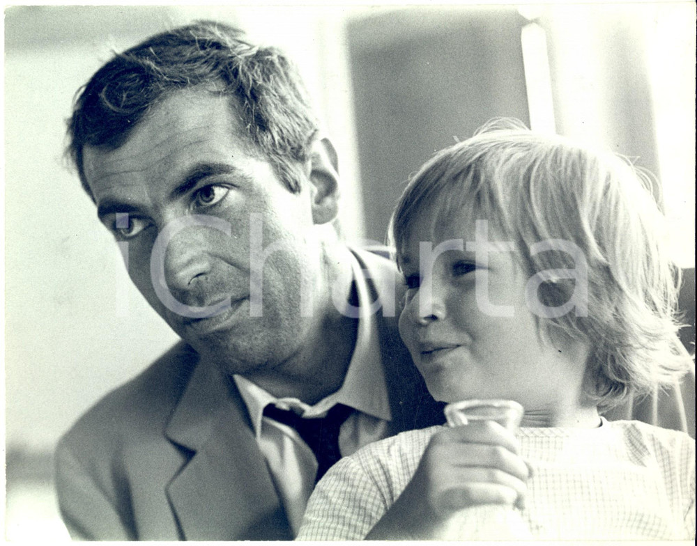Fotografia d epoca originale 1965 ca FRANCE Roger VADIM con il piccolo NicolasJacques Charrier  Foto 1