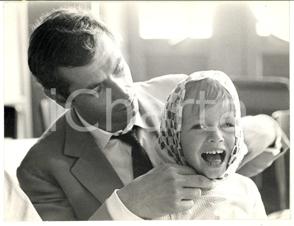 Fotografia d epoca originale 1965 ca FRANCE Roger VADIM con il piccolo NicolasJacques Charrier  Foto 26x20 1