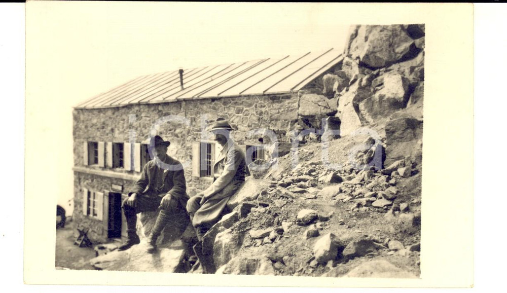 1930 ca ITALIA Ritratto di due uomini presso casa di montagna *Foto cartolina