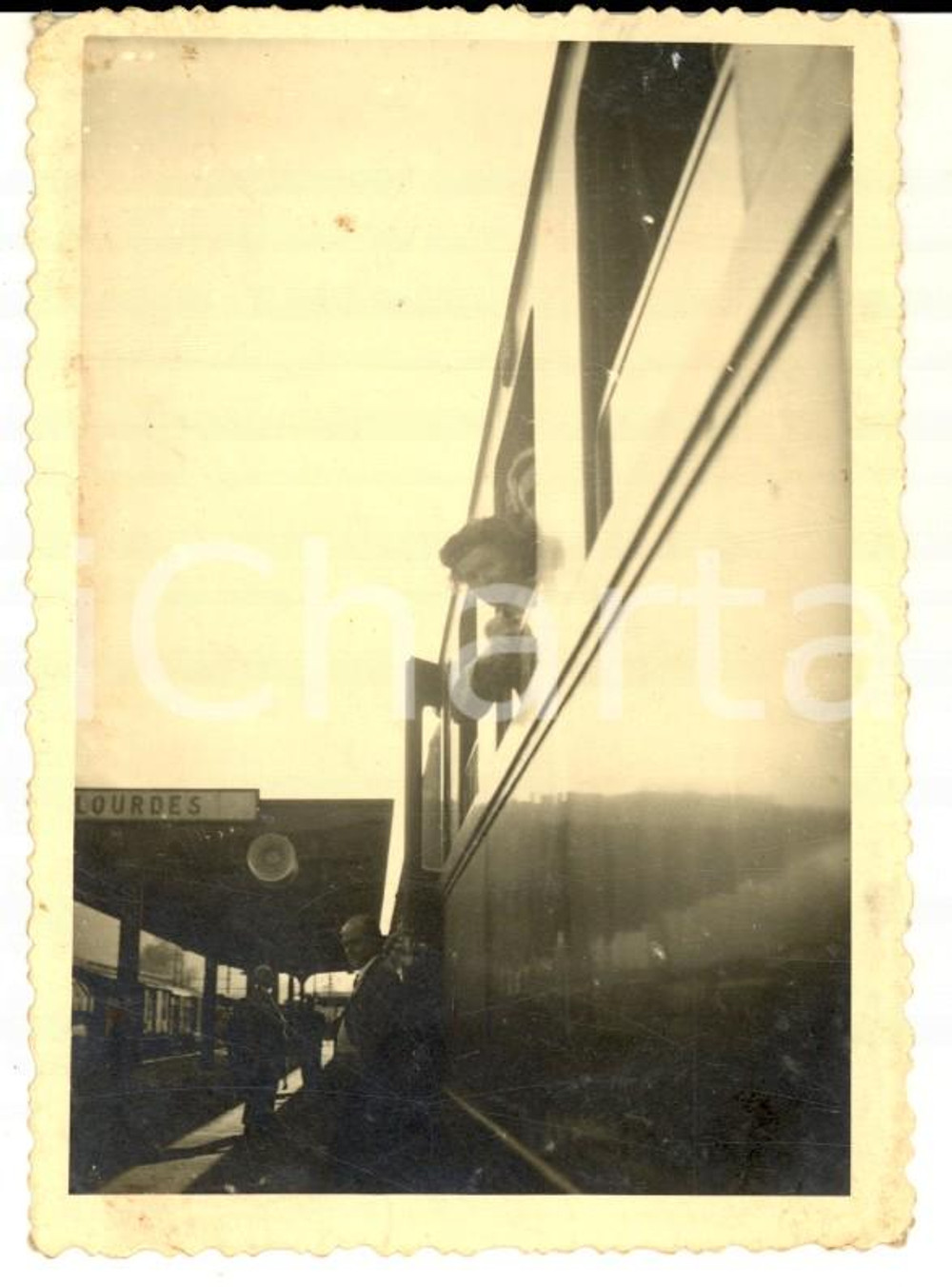 Fotografia d epoca originale 1950 ca LOURDES FRANCE Arrivo dei pellegrini in treno Foto VINTAGE 7x10 cm 1