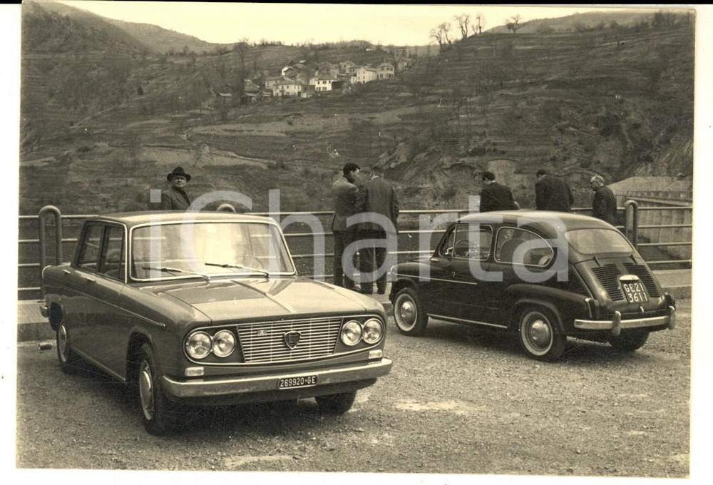 Fotografia d epoca originale 1966 LAGO DEL BRUGNETO GE Turisti in gita con FIAT 500 e LANCIA FLAVIA Foto 1