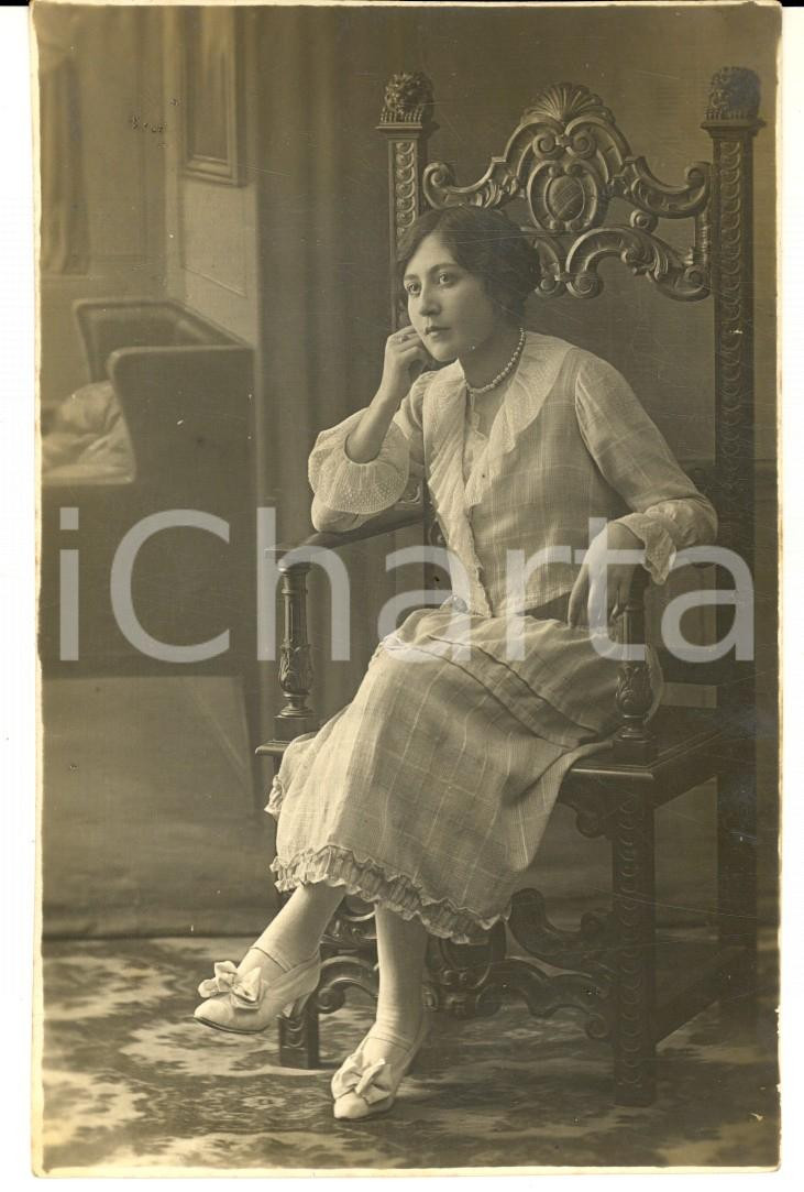Fotografia d epoca originale 1920 ITALIA Ritratto di donna con sfondo posticcio  Foto cartolina VINTAGE 1