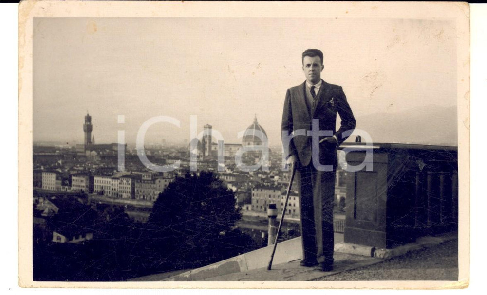 Fotografia d epoca originale 1943 FIRENZE Ritratto di un giovane uomo al belvedere  Foto cartolina 1