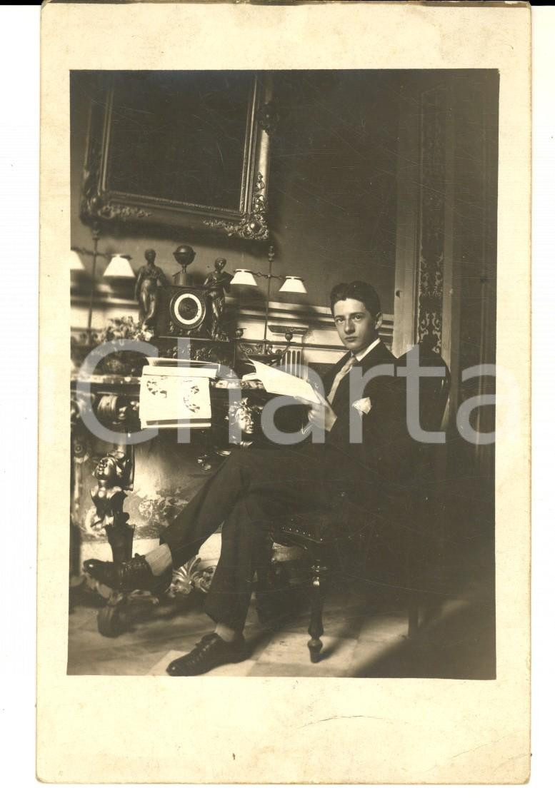 Fotografia d epoca originale 1925 ca ITALIA Ritratto del giovane Giuseppe MARCHESE nello studio  Foto 1