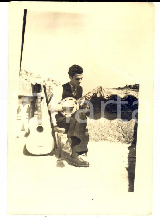 Fotografia d epoca originale 1940 ca SUD ITALIA  COSTUME  Giovane musicista con chitarra e banjo  Foto 7x9 1