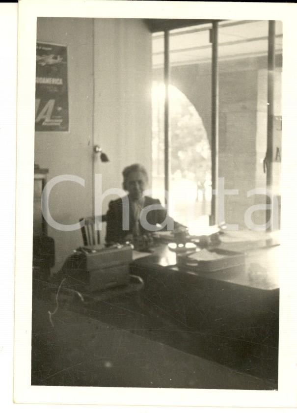 Fotografia d epoca originale 1962 ITALIA Ritratto di impiegata al Consolato Argentino  Foto 7x10 cm 1