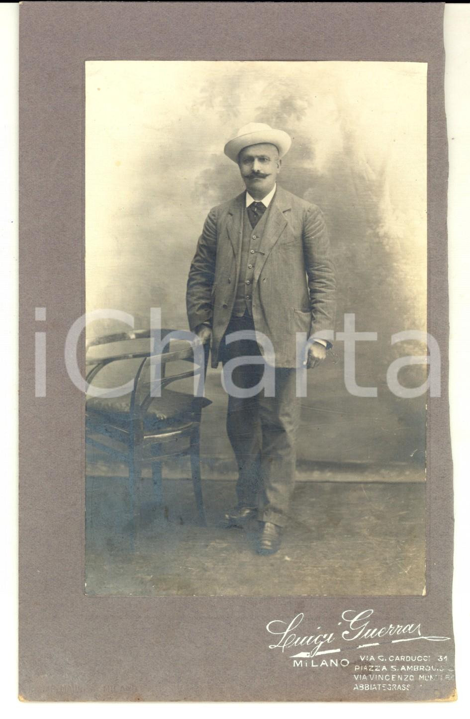 Fotografia d epoca originale 1910 ca MILANO Ritratto maschile con una sedia Foto LUIGI GUERRA 12x18 cm 1
