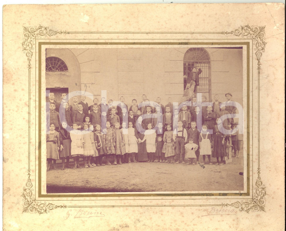 Fotografia d epoca originale 1900 ca BRESCIA Classe elementare con bambino alla finestra Foto CURIOSA 1