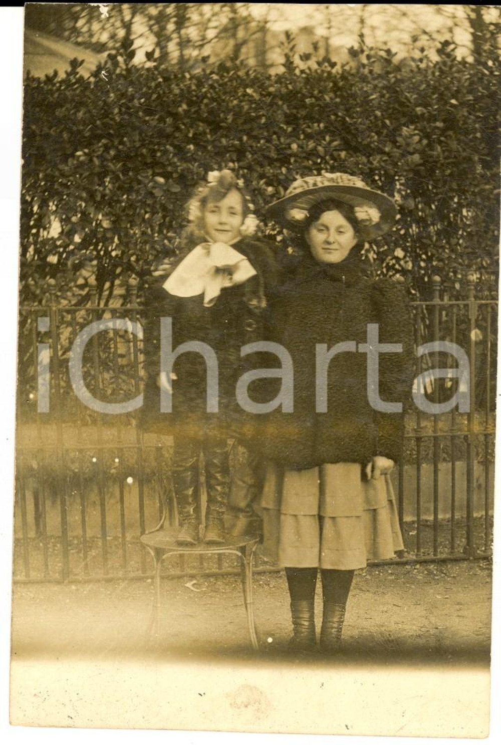 Fotografia d epoca originale 1900 ca ITALIA Ritratto di donna con figlia su una sedia Foto cartolina CURIOSA 1