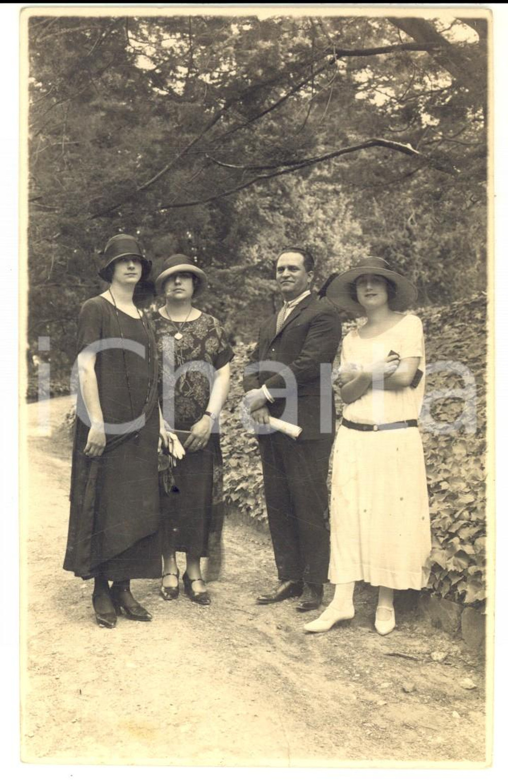 Fotografia d epoca originale 1920 ca ITALIA COSTUME Ritratto di famiglia in giardino Foto cartolina VINTAGE 1