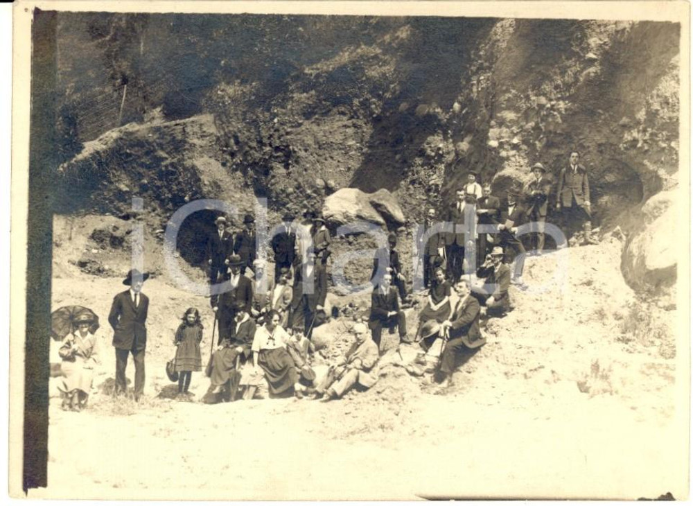 Fotografia d epoca originale 1910 ca ITALIA ESCURSIONISMO Turisti alle pendici di un monte Foto VINTAGE 12x9 1