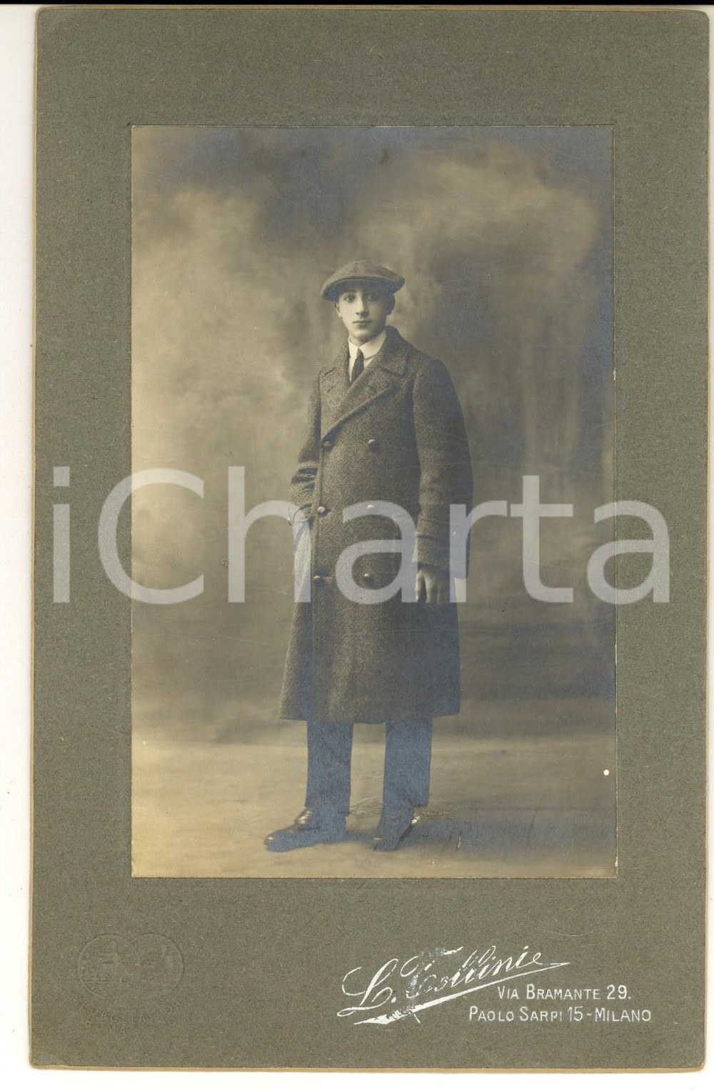 Fotografia d epoca originale 1920 ca MILANO Ritratto giovane uomo con cappotto  Foto TOLLINI via Paolo SARPI 1