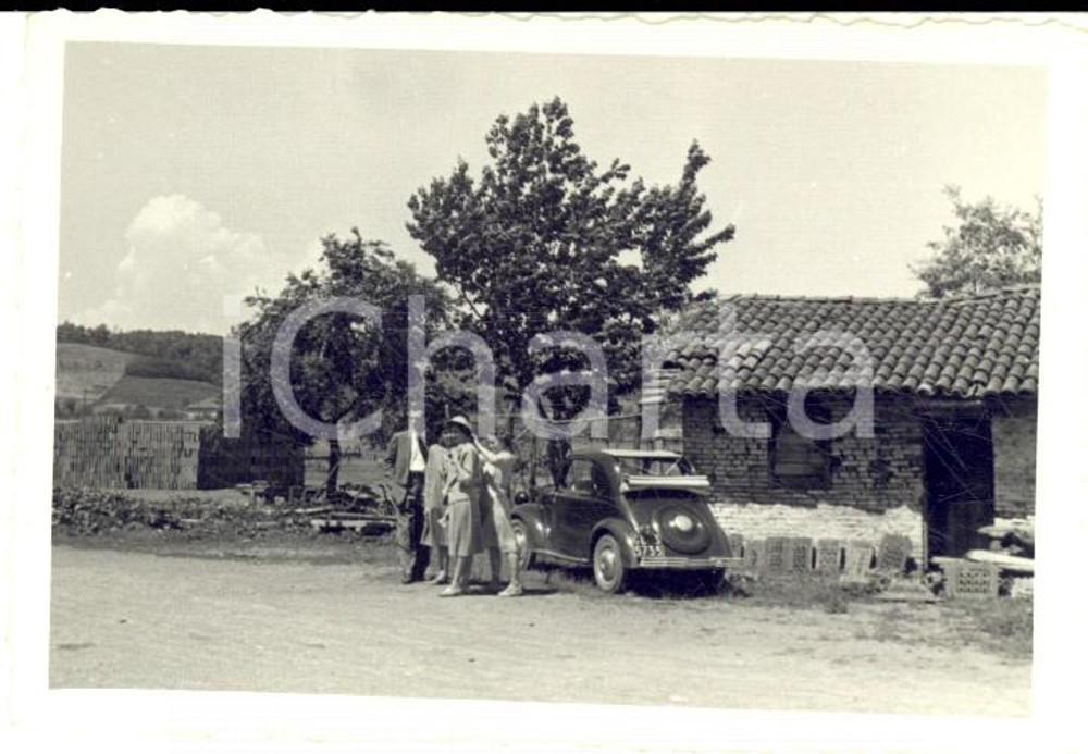 Fotografia d epoca originale 1940 ca NORD ITALIA Famiglia in gita in campagna con FIAT 500 TOPOLINO Foto 9x6 1