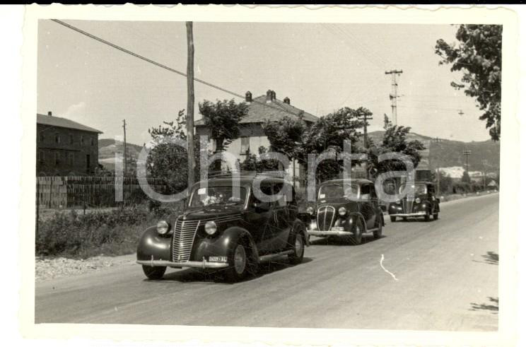 Fotografia d epoca originale 1940 ca NORD ITALIA Passaggio di auto FIAT 1100 e FIAT BALILLA 508C Foto 9x6 cm 1