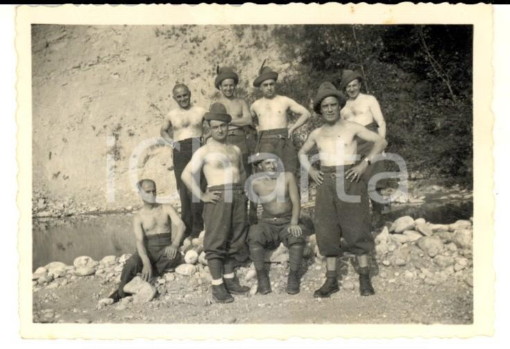 Fotografia d epoca originale 1940 ca REGIO ESERCITO Gruppo di ALPINI al bagno con il cappello  Foto 9x6 cm 1