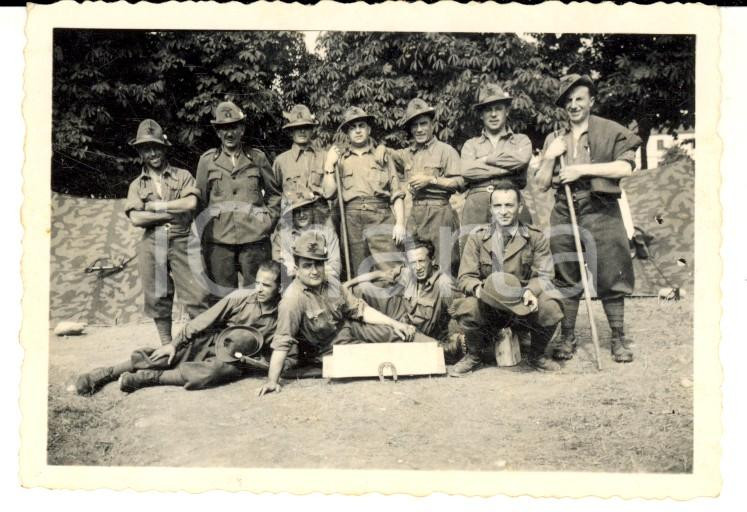 Fotografia d epoca originale 1940 ca REGIO ESERCITO Alpini in posa con ferro di cavallo Foto CURIOSA 9x6 cm 1