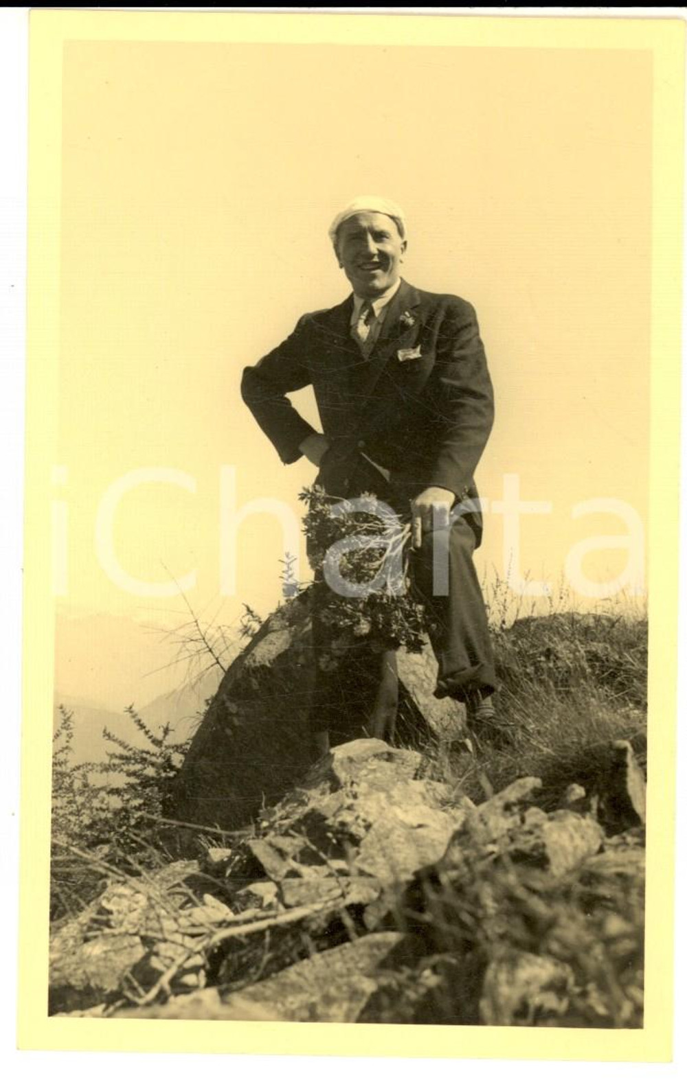 Fotografia d epoca originale 1950 ca NORD ITALIA Escursionista con mazzo di fiori campestri Foto VINTAGE 1