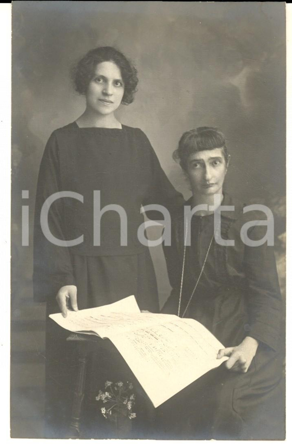 Fotografia d epoca originale 1922 VOGHERA Famiglia MAZZERI  Coppia di sorelle con spartito musicale  Foto 1