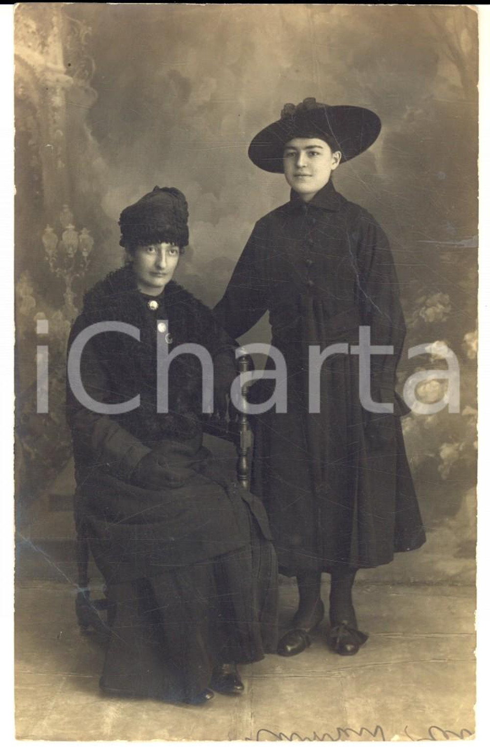 Fotografia d epoca originale 1918 VOGHERA Famiglia MAZZERI  Coppia di sorelle in abito nero  Foto 1