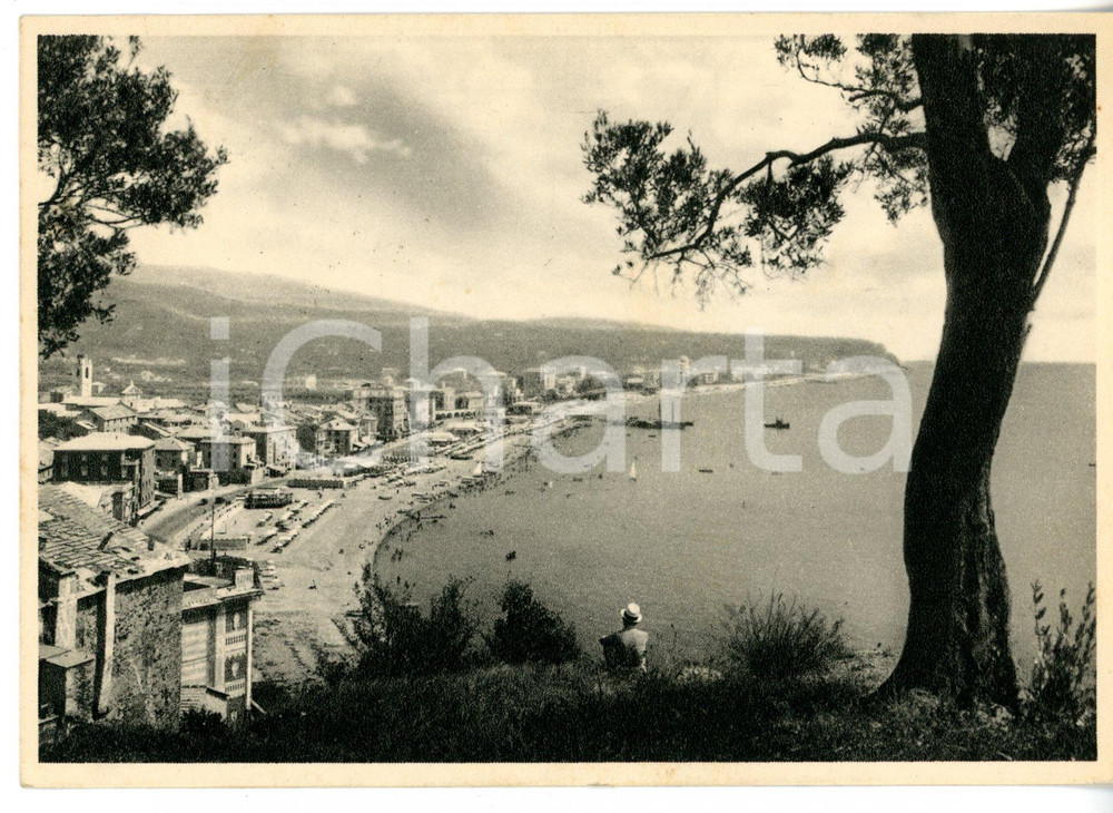 Cartolina originale da collezione 1939 ALBISSOLA MARINA SV Turista contempla la costa Cartolina VINTAGE FG VG 1
