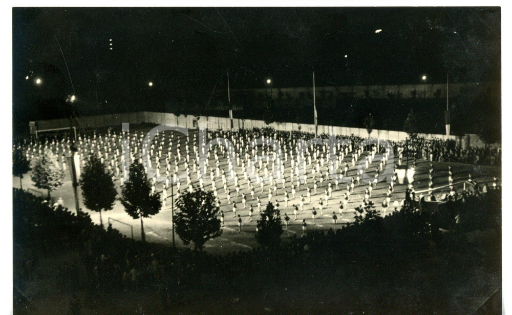 Fotografia d epoca originale 1951 MILANO Istituto Leone XIII  Saggio ginnico notturno Foto ARTISTICA FP 1
