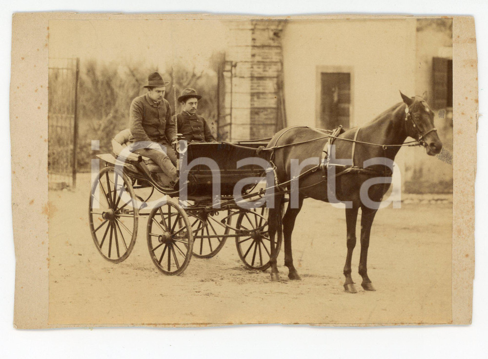 Fotografia d epoca originale 1910 ca LOMBARDIA ? Coppia di uomini su calesse  Foto DANNEGGIATA 17x12 cm 1