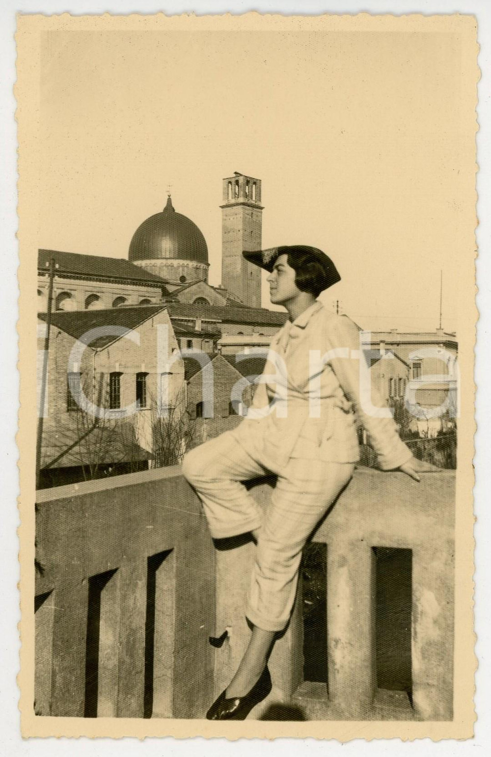 Fotografia d epoca originale 1933 PADOVA Ritratto di donna in pigiama con la basilica del Santo Foto 1