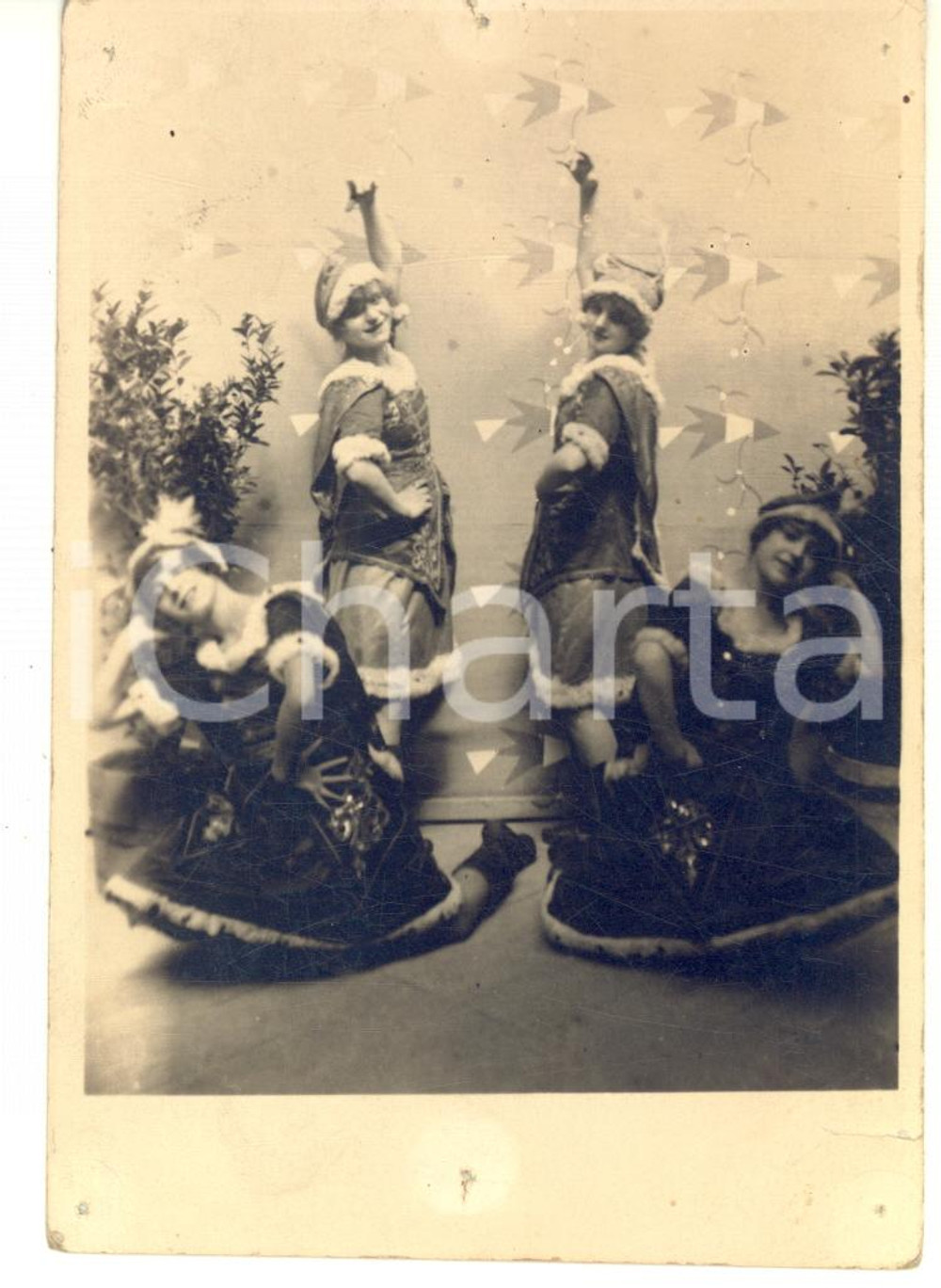 1924 INNSBRUCK - CHRISTMAS - Dancers in costume - DAMAGED Photo 9x13 cm