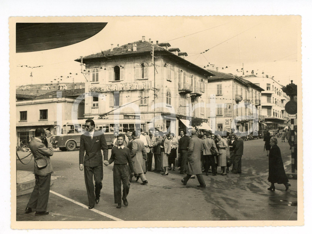 Fotografia d epoca originale 1953 CHIASSO Piazza affollata presso la dogana  Foto VINTAGE 18x13 cm 1