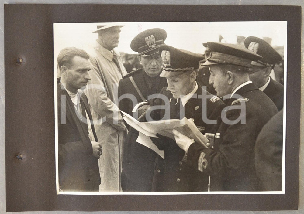 Fotografia d epoca originale 1941 WW2 NAPOLI Visita KRIEGSMARINE  Delegazione tedesca studia una mappa Foto 1