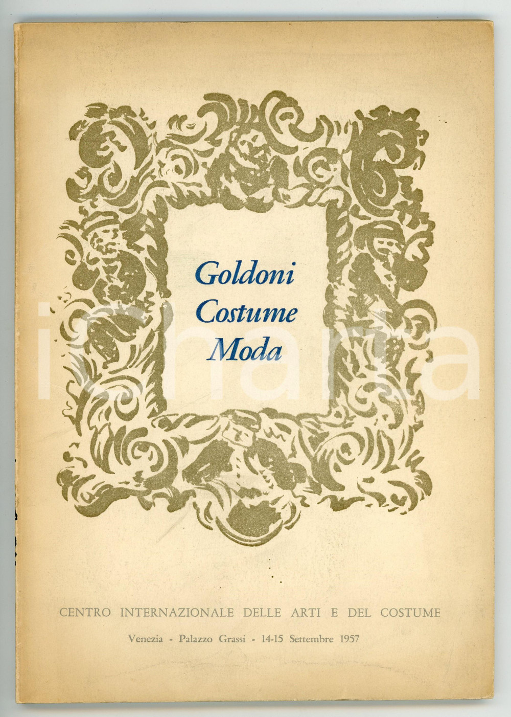 1957 VENEZIA Centro delle Arti e del Costume - Goldoni Costume Moda *Programma Programma della sfilata tenutasi a Palazzo Grassi di Venezia il 14 e 15 settembre 1957.Illustrazioni in nero a piena pagina. CONDIZIONI: FAIR (buone condizioni interne, ma scritta al dorso; piegatura in quarta di copertina) FORMATO: 17x24 cm PAGINE: 77    originale e autentica 1